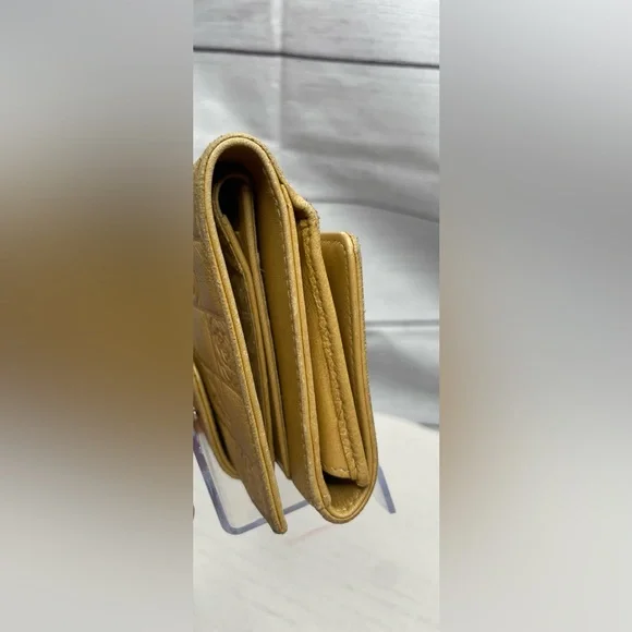 SOLD- CHANEL lambskin bifold wallet w/ COA - Picture 4 of 10